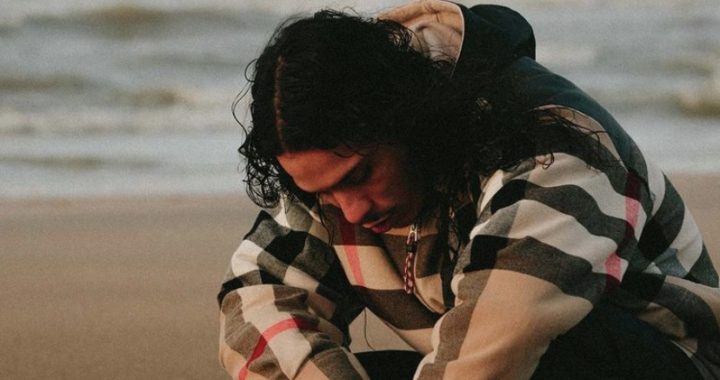 Avant la sortie de son premier album « Vague à l’âme », Hatik dévoile le single « Mer »