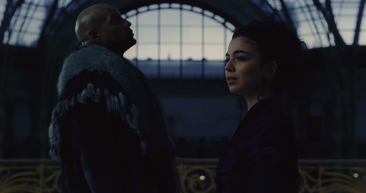 Booba dévoile le clip de « Grain de sable » en featuring avec Elia