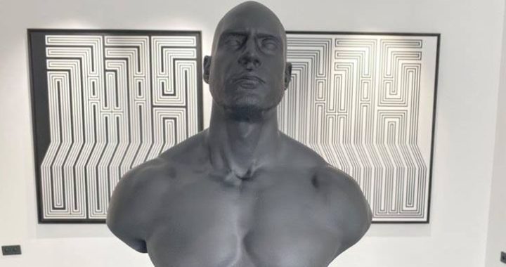 Le buste de Booba exposé dans une galerie à Paris
