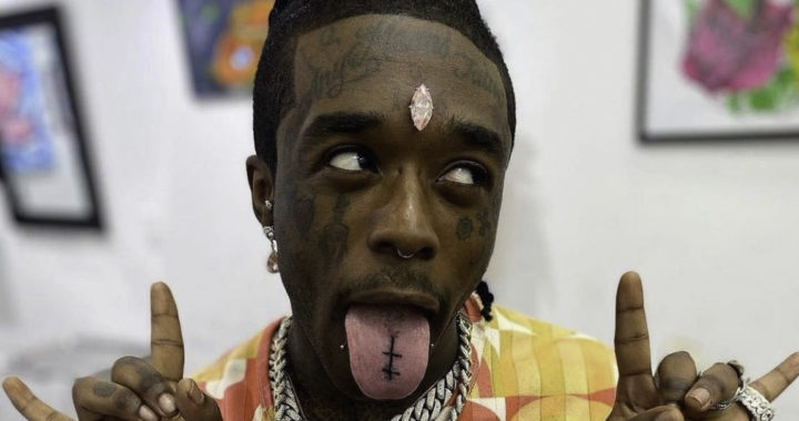 Lil uzi vert se fait tatouer la langue et replace son diamant sur le front [VIDÉO]