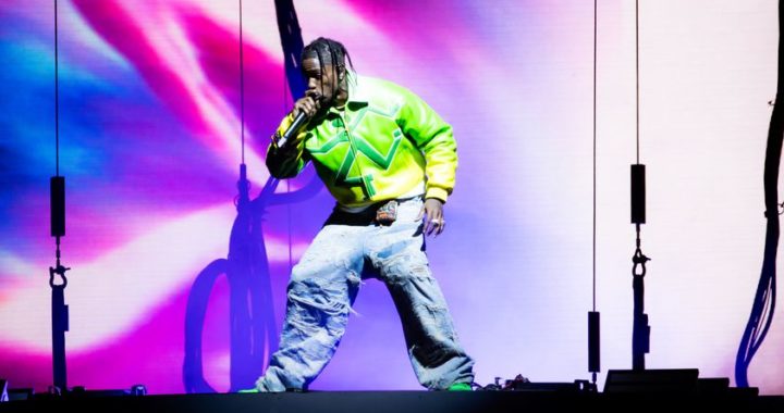 Travis Scott s’acquitte de l’amende  des 80 000 spectateurs présents à son show pour non respect du couvre-feu [VIDÉO]