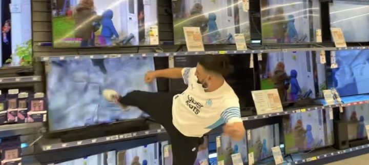 Mohamed Henni casse les télés d’un magasin à cause de l’arrivée de Messi au PSG [VIDÉO]