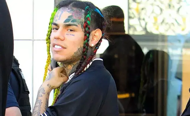 6ix9ine se balade dans la rue sans sa sécurité [Vidéo]