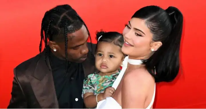 Travis Scott offre un bus scolaire à sa fille de 3 ans