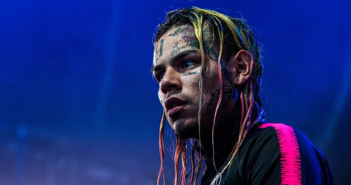 6ix9ine s’excite lors du UFC 266 après avoir reçu un verre sur lui [VIDÉO]