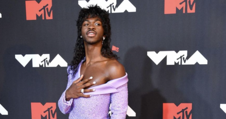 Lil Nas X fait le buzz avec sa robe Versace aux MTV Video Music Awards