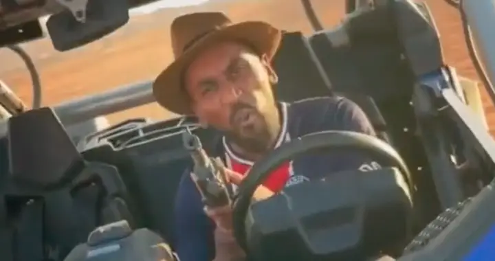 Mounir Mouns attend Booba dans le désert à Dubaï avec une arme [VIDÉO]