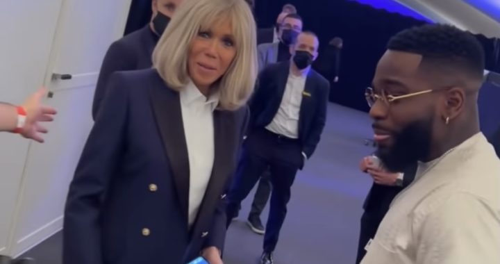Tayc rencontre Brigitte Macron lors d’un évènement [VIDÉO]
