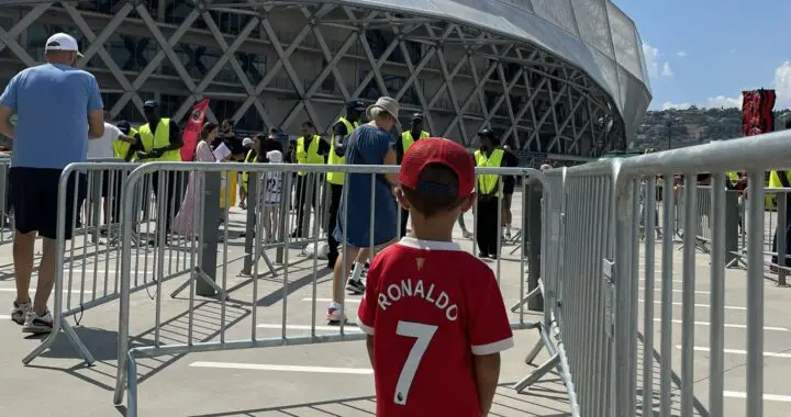 Nice-OM : une famille refoulée à l’entrée… pour une histoire de tee-shirts !