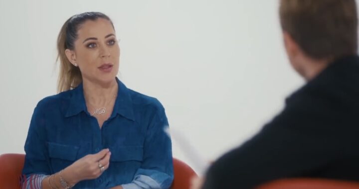 Magali Berdah : « Je ne porte pas la montre aujourd’hui car j’ai une tendinite au bras » répond-elle au journaliste concernant ses partenariats [VIDÉO]