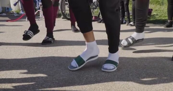 Un collège en région parisienne interdit à ses élèves le port de claquettes-chaussettes