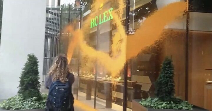 À Londres, des activistes ont détérioré une boutique Rolex