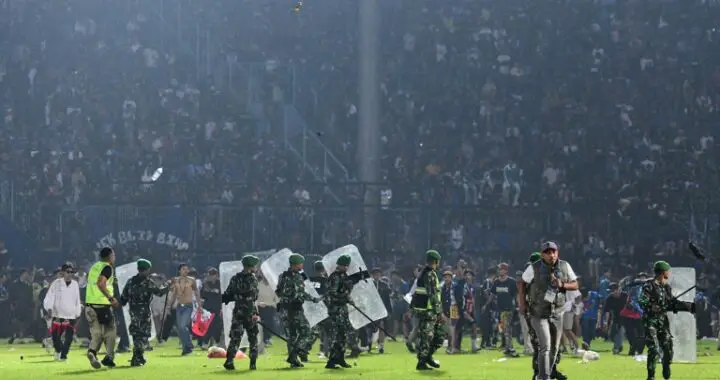 Indonésie : 174 morts suite à des violentes bousculades après un match de football (Vidéo)