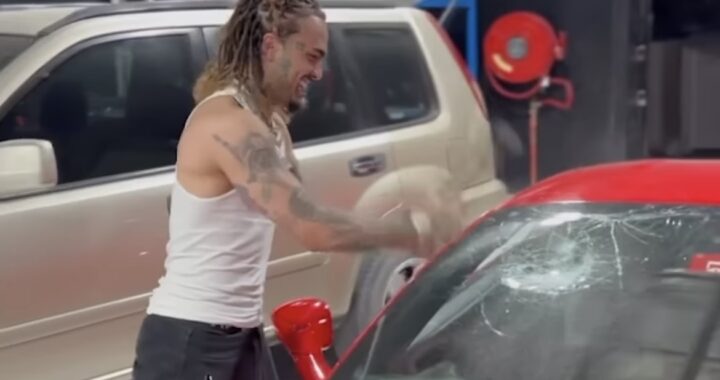 Pour promouvoir la sortie de son nouvel album, Lil Pump détruit une Ferrari ! [VIDÉO]