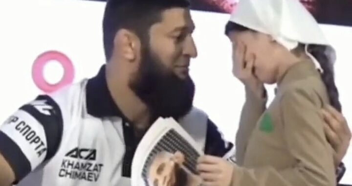 Les larmes de Khamzat Chimaev après sa rencontre avec une petite orpheline [VIDÉO]