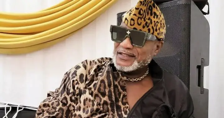 Le célèbre artiste Koffi Olomidé arrive en retard et part sans payer les figurantes. Le réalisateur raconte la scène [VIDÉO]