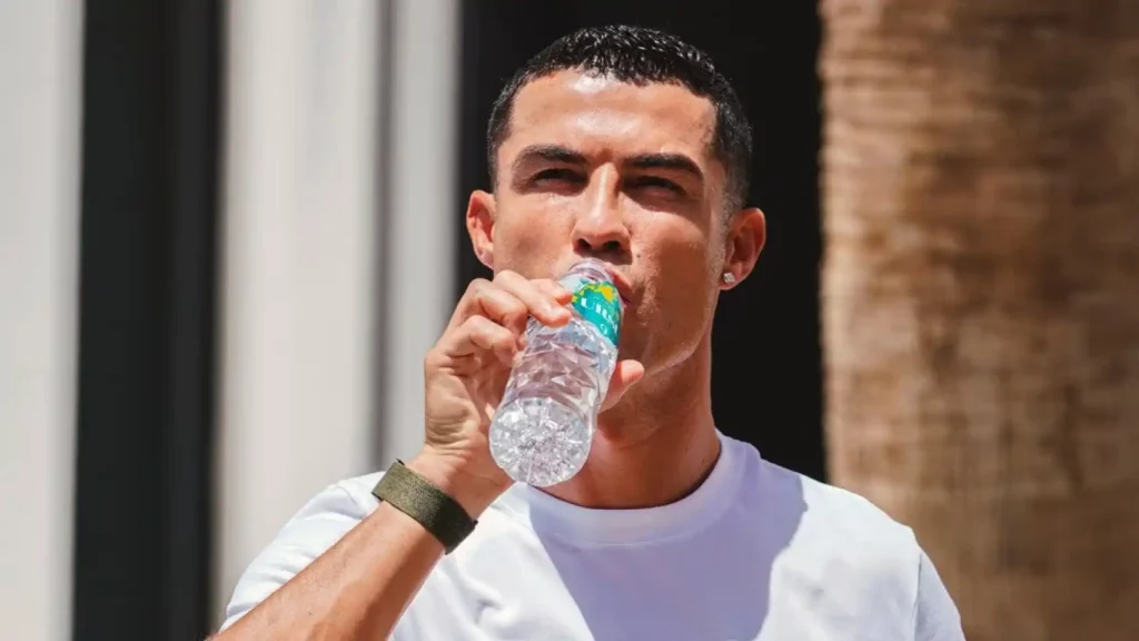 Cristiano Ronaldo crée sa propre marque d'eau minérale ! [VIDÉO]