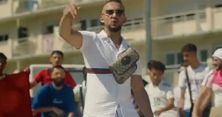 Le rappeur Kmza a « tout cassé » dans son nouveau clip [VIDÉO]