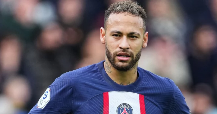 Neymar annonce vouloir rester à Paris : « Je serai là, avec ou sans amour »