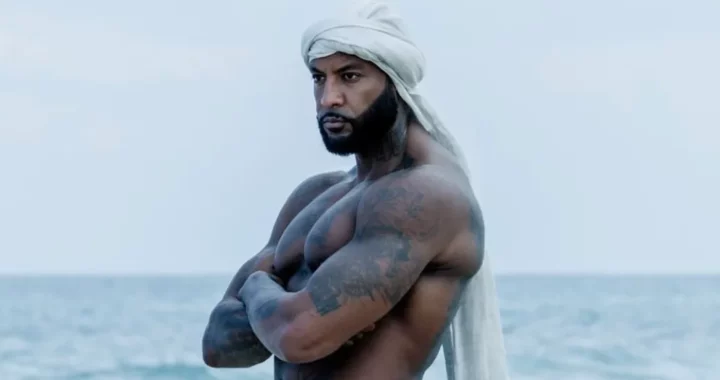 Booba : les premières images de sa série dévoilées avec des hommes armés [PHOTOS]