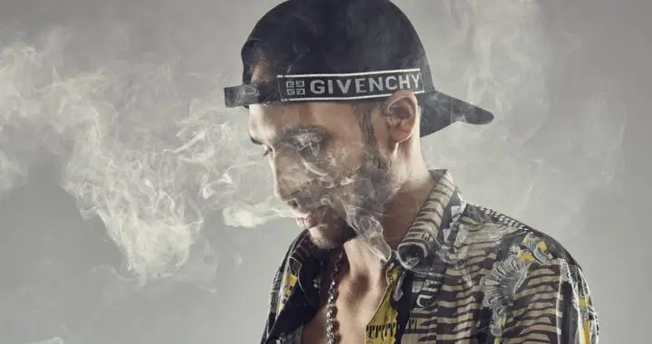 iAma dévoile son nouveau single intitulé « pour du papier » [CLIP]