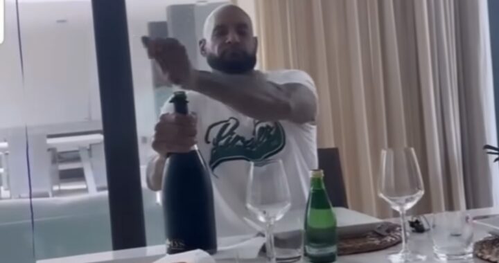 Booba souffle ses 47 bougies en famille avec sa maman [Vidéo]