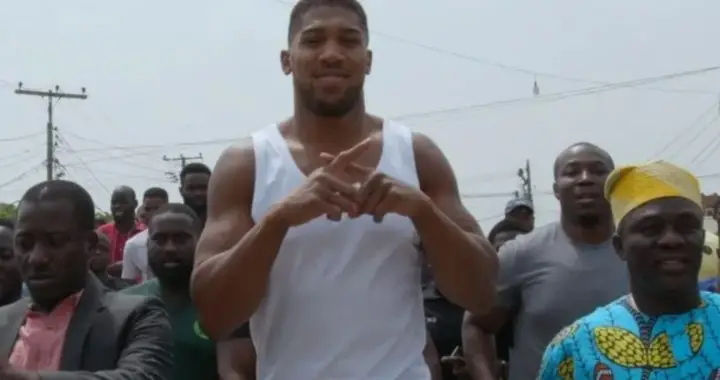 Anthony Joshua a fait son footing en pleine rue au Nigéria [Vidéo]