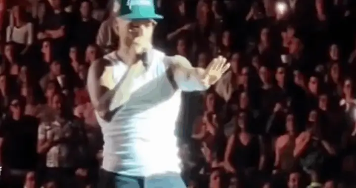 Maluma stoppe son concert pour réprimander une mère portant son bébé de 1 an sans protection auditive [Vidéo] 