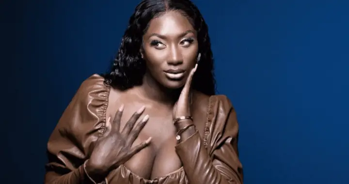 Quand Aya Nakamura oblige ses fans à acheter son album