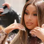 Cardi B est tombée en plein show, mais elle a continué de chanter [Vidéo]