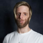 Jono Lancaster se confie sur l’abandon de ses parents dès la naissance