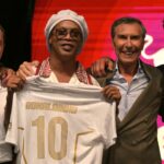 Ronaldinho fait le pari fou de revenir dans le football professionnel, il signe en Série C