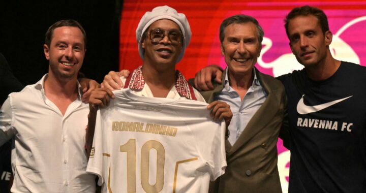Ronaldinho fait le pari fou de revenir dans le football professionnel, il signe en Série C